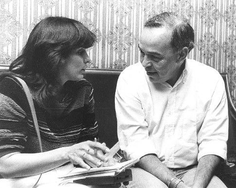 El escritor, ensayista y dramaturgo, Isaac Chocrón, conversando con la periodista Elizabeth Araujo